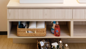オープンな棚はタオルや洗剤など頻繁に使用する比較的大きなものを置いておけます。